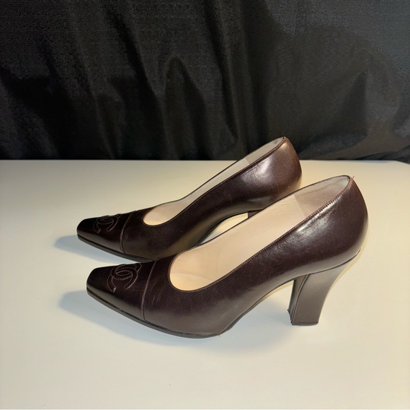 Vintage Chanel Double CC Cap Toe Lambskin Heel Pumps
Dark Brown - Picture 15 of 16